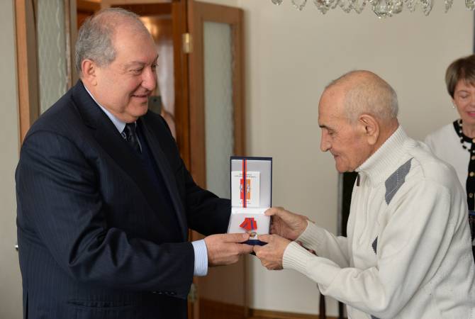 رئيس الجمهورية أرمين سركيسيان يمنح الفيزيائي الشهير دافيت سيدراكيان درجة الميدالية الأولى 
لخدمة الوطن