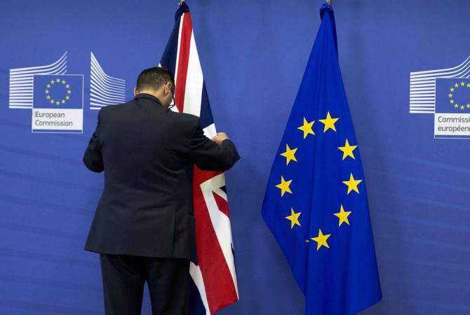 Еврокомиссия назвала тяжелыми переговоры между Брюсселем и Лондоном по Brexit