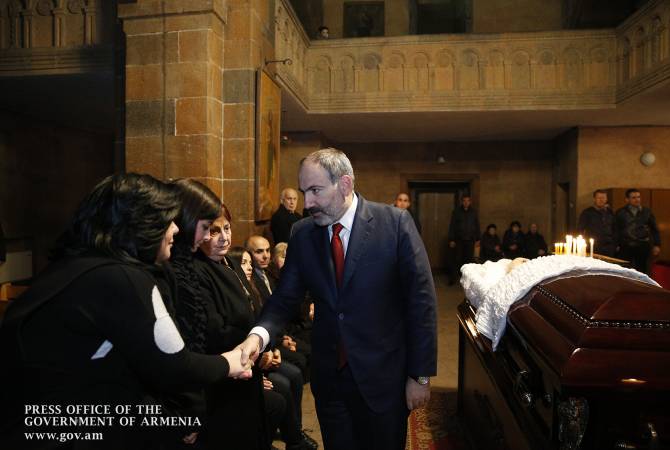 Nikol Pashinyan a assisté aux obsèques de Suren Haroutiounian