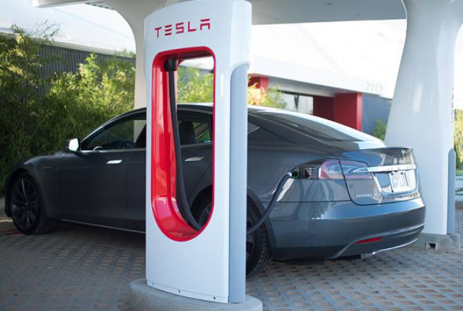 Новая технология Tesla позволит подзаряжать электромобили за 15 минут