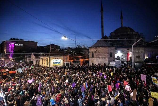 Полиция  Стамбула  применила водометы для  разгона  участников  шествия  8 марта