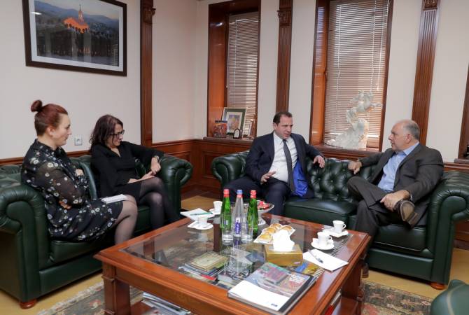 Discussions  sur la coopération entre le ministre arménien de la Défense et les représentants de 
l’Assemblée arménienne d’Amérique 