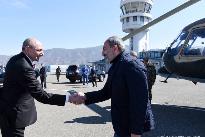 Artsakh’s president welcomes visiting Armenian PM Pashinyan at Stepanakert Airport 
