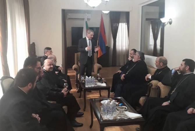 Բուլղարիայում ՀՀ դեսպանը հանդիպում է ունեցել հայ հոգևորականների հետ 