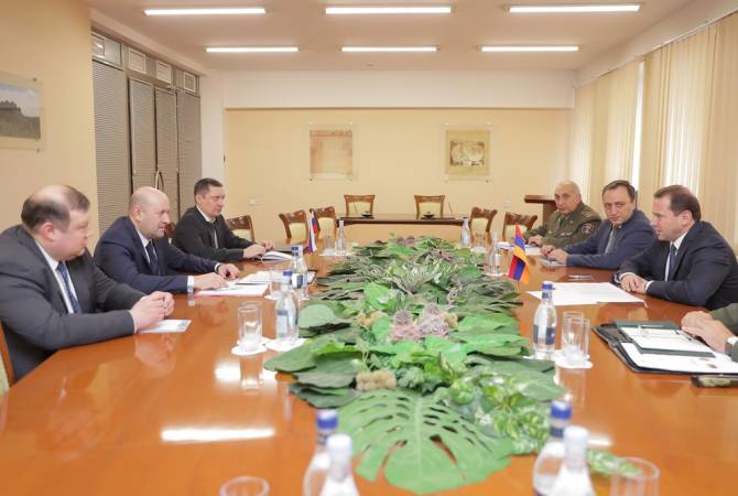 Министр обороны Армении принял начальника войск радиационной, химической и 
биологической защиты ВС РФ