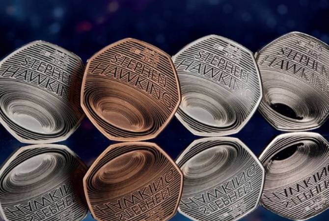 СМИ: Великобритания выпустила монету в 50 пенсов с черной дырой в память о Хокинге