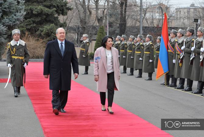 الرئيس الأرميني أرمين سركيسيان يستقبل بمراسم رسمية بالقصر الرئاسي الأرميني رئيسة جورجيا 
سالومي زورابيشفيلي- فيديو-