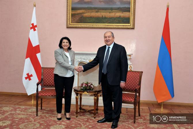 رئيسة جورجيا سالومي زورابيشفيلي تعتبر أن الطريقة الوحيدة لحل جميع النزاعات بالمنطقة هي الطرق 
السلمية- في زيارتها الرسمية لأرمينيا-