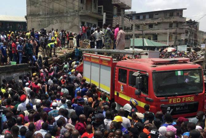 В Нигерии после обрушения здания школы спасли около 20 человек, пишут СМИ