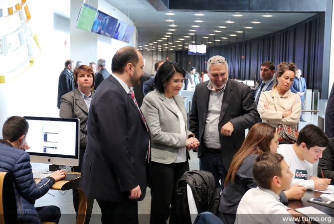 الرئيسة الجورجية سالومي زورابيشفيلي تزور مركز تومو في يريفان للتقنيات الإبداعية وتتعرّف على 
البرنامج التعليمي
