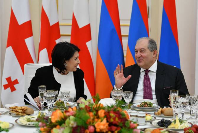 У Армении и Грузии есть большой потенциал для того чтобы быть развитыми и мощными 
странами: в честь президента Грузии был дан официальный обед