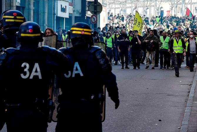 СМИ: полицейских в Бельгии предупредили о новом "оружии" манифестантов