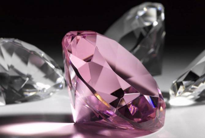 Редкий розовый алмаз продан на аукционе в Антверпене почти за $9 млн