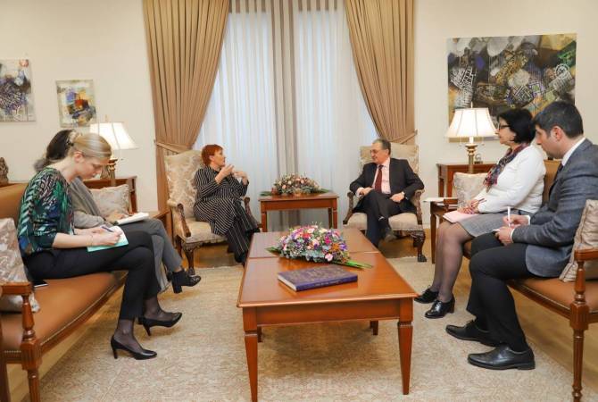 وزير خارجية أرمينيا زوهراب منتاتساكانيان يستقبل الممثلة الخاصة للأمين العام لحلف الناتو للمرأة 
والسلام والأمن كلير هاتشينسون في إطار منتدى أسبوع الناتو الذي يقام بأرمينيا