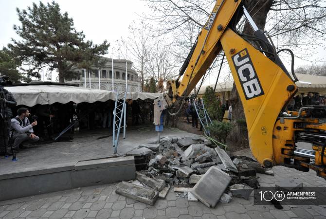 La Mairie poursuit les travaux de démontage des cafés aux alentours de l’Opéra 