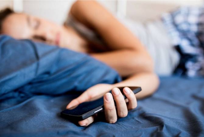 Стало известно, чем опасна привычка засыпать с телефоном в руках