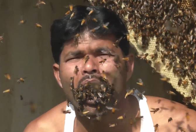 Индиец набил полный рот живыми пчелами