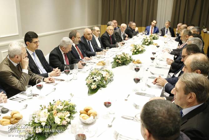 رئيس وزراء أرمينيا نيكول باشينيان يقيم مأدبة غداء عمل مع أعضاء اتحاد رجال الأعمال والصناعيين في 
أرمينيا