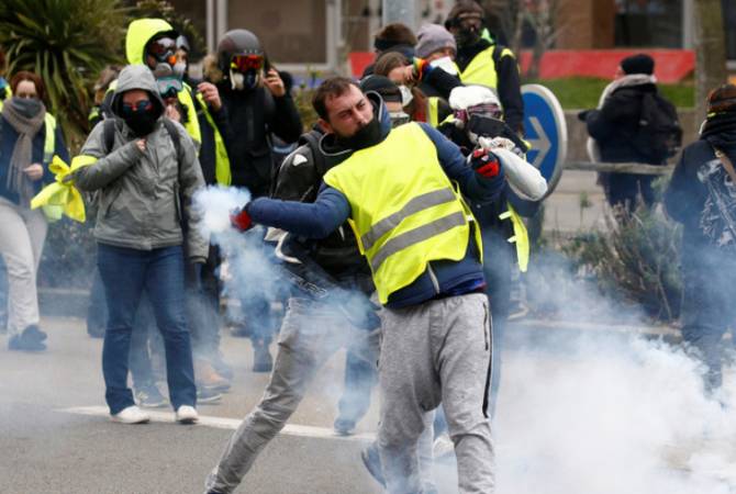В Париже полиция применила слезоточивый газ на акции "желтых жилетов"