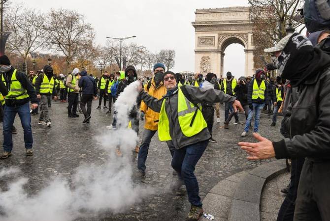 В Париже более 30 человек задержали в ходе протестов "желтых жилетов"