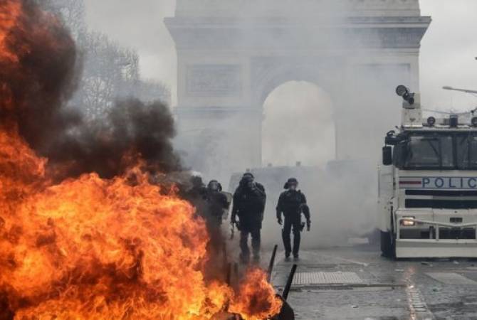 Число задержанных на акции "желтых жилетов" в Париже возросло до 64 человек