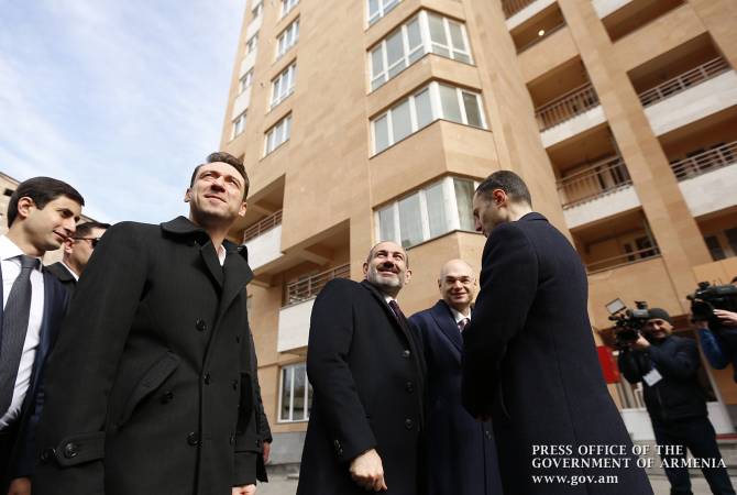 Никол Пашинян принимает участие в церемонии открытия нового жилого здания в 
Ереване