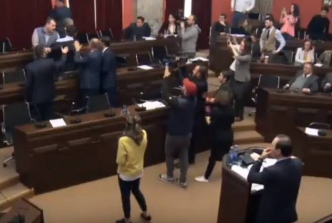 В парламента Грузии произошло физическое противостояние