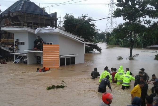 Число погибших из-за наводнений и оползней в Индонезии возросло до 89