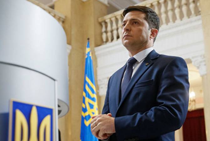 Зеленский сохранил лидерство в рейтинге за две недели до выборов на Украине