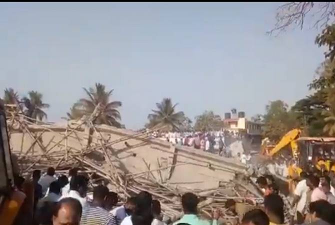 В Индии рухнуло здание, под завалами могут находиться около 90 человек