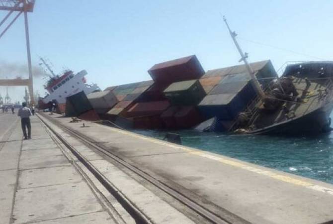 В иранском порту перевернулось судно с химическими веществами на борту