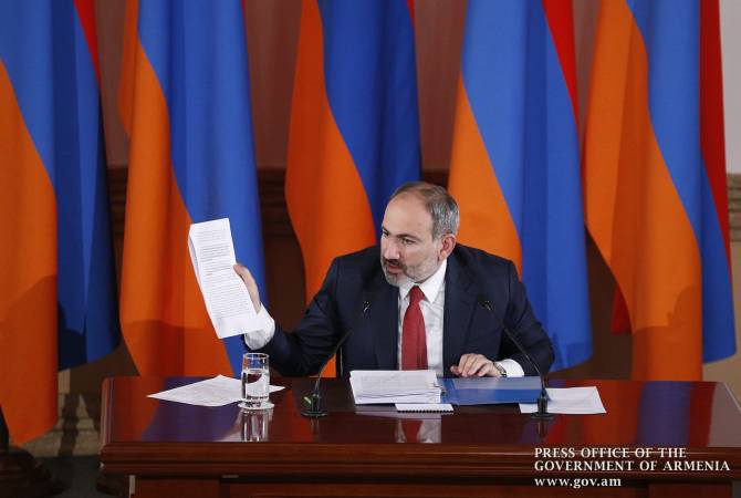 هناك 89 مشروع استثماري بقيمة 2.7 مليار $ قيد المناقشة، 42 منها بمراحل مختلفة من التنفيذ- رئيس 
الوزراء الأرميني نيكول باشينيان في مؤتمر صحفي شامل-