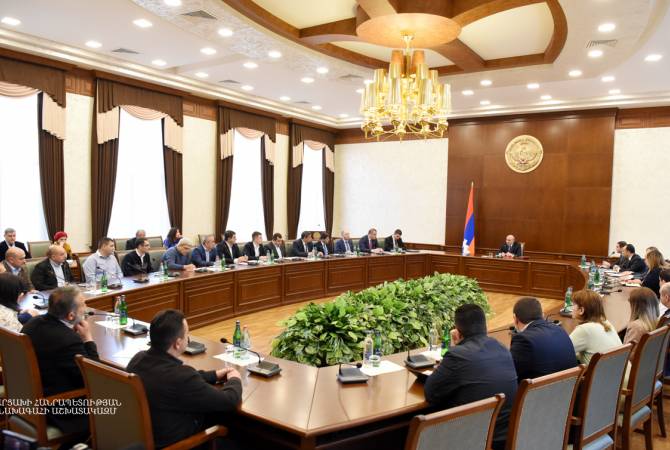 President of Artsakh discusses SME development with businessmen