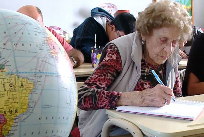 Снова в школу: аргентинка вернулась за парту в 99 лет