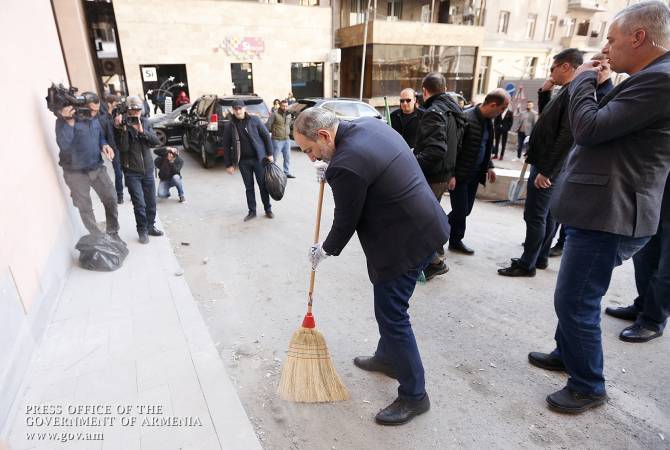 رئيس الوزراء نيكول باشينيان ينظّف شخصياً محيط المبنى الجديد لمسرح الفنان الكبير الراحل سوس 
سركيسيان ويضع حجر أساسه ويشترك بيوم العمل الوطني للنظافة-صور-