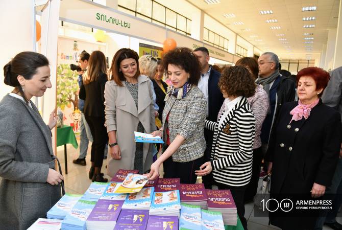Երևանում հանդիսավորությամբ բացվեց  «Լույսի մոլորակ» մոր և մանկան կոնֆերանս-
ցուցահանդեսը

