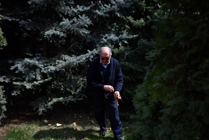 Le Président de la République participe à la Journée de nettoyage national avec ses petits-
enfants 