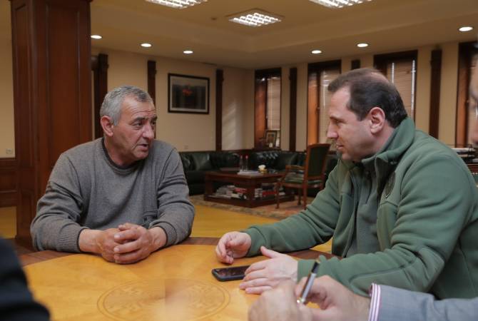 Դավիթ Տոնոյանը հանդիպել է Ադրբեջանում ազատազրկման դատապարտված Կարեն 
Ղազարյանի հոր հետ