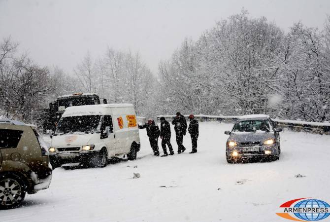 В Армении некоторые дороги закрыты и труднопроходимы. Mестами гололед и метель