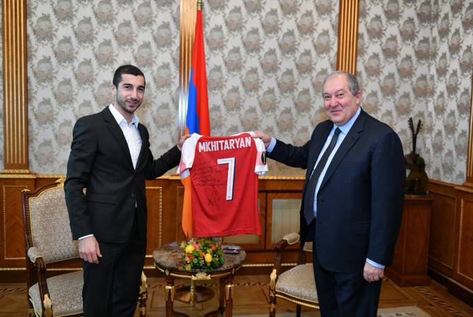 Արմեն Սարգսյանը հյուրընկալել է Հենրիխ Մխիթարյանին. «Արսենալ»-ի 
կիսապաշտպանը մարզաշապիկ է նվիրել ՀՀ նախագահին