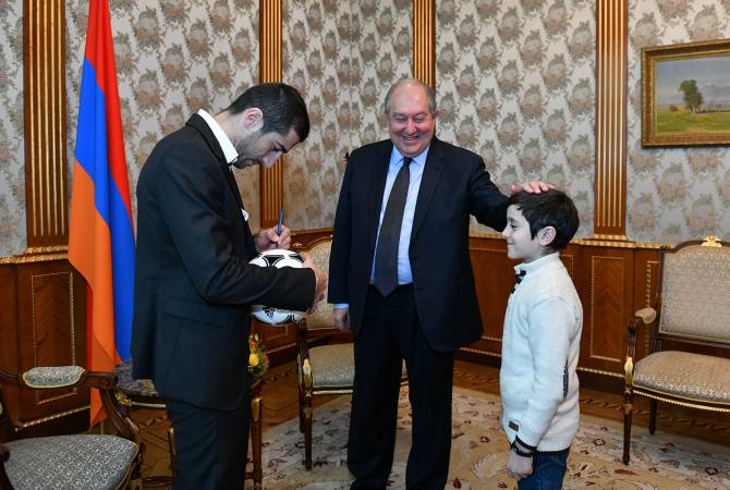 Le Président réalise le rêve d’un enfant de Gumri en organisant sa rencontre avec le footballeur 
Henrikh Mkhitarian 