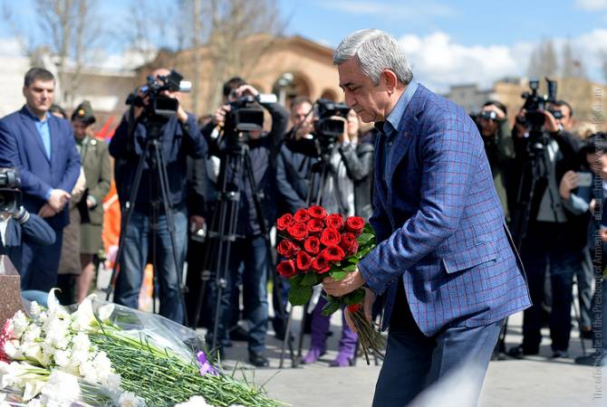Serzh Sargsyan visits PM Andranik Margaryan’s tomb for anniversary of death 