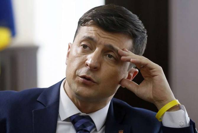 Опрос: Зеленский во втором туре выборов президента Украины побеждает всех 
соперников