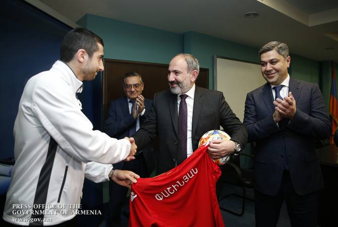 Pashinyan meets with players of Armenian National Football Team