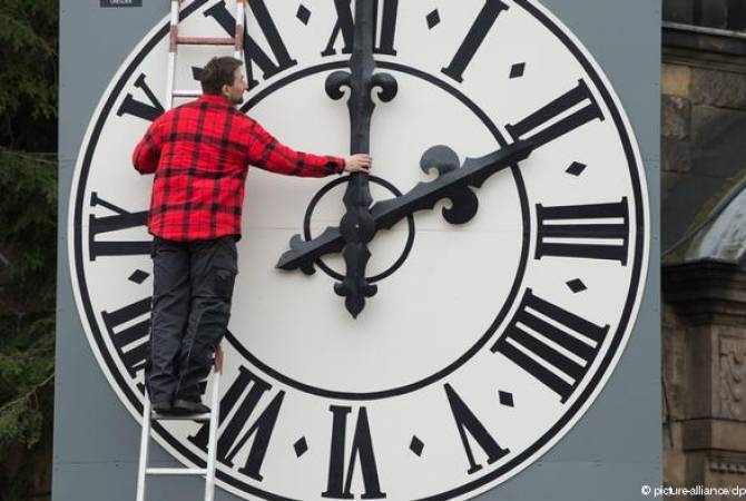 DPA: Европарламент одобрил отказ от сезонного перевода часов с 2021 года