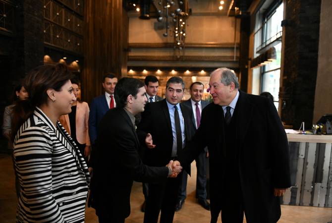 Le Président Armen Sarkissian rencontre les étudiants de l’Ecole du leadership 
