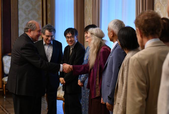 الرئيس أرمين سركيسيان يستقبل علماء مشهورين من الولايات المتحدة،اليابان، الصين،الدنمارك وإسبانيا 
المشتركين في مؤتمر دولي حول التنمية الفعالة للاقتصاد والسياسة بأرمينيا