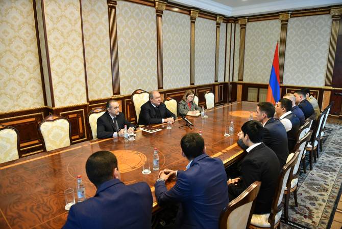La guerre se gagne pas seulement par l’arme mais aussi par  l’esprit, le coeur et la pensée: le 
président Armen Sarkissian a reçu quelques participants à la guerre d’avril
