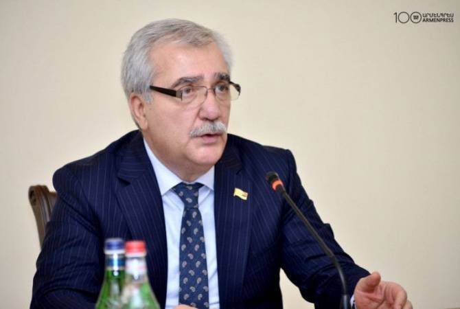По мнению Андраника Кочаряна, Армения в настоящее время решает задачу достижения 
достойного мира