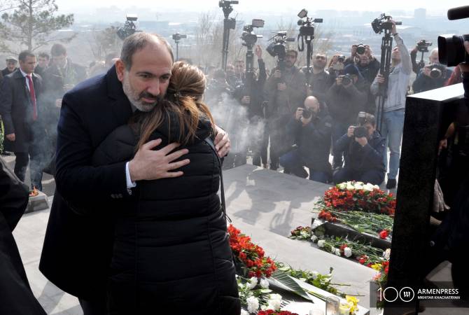 Никол Пашинян в Ераблуре почтил память погибших в апрельской войне героев